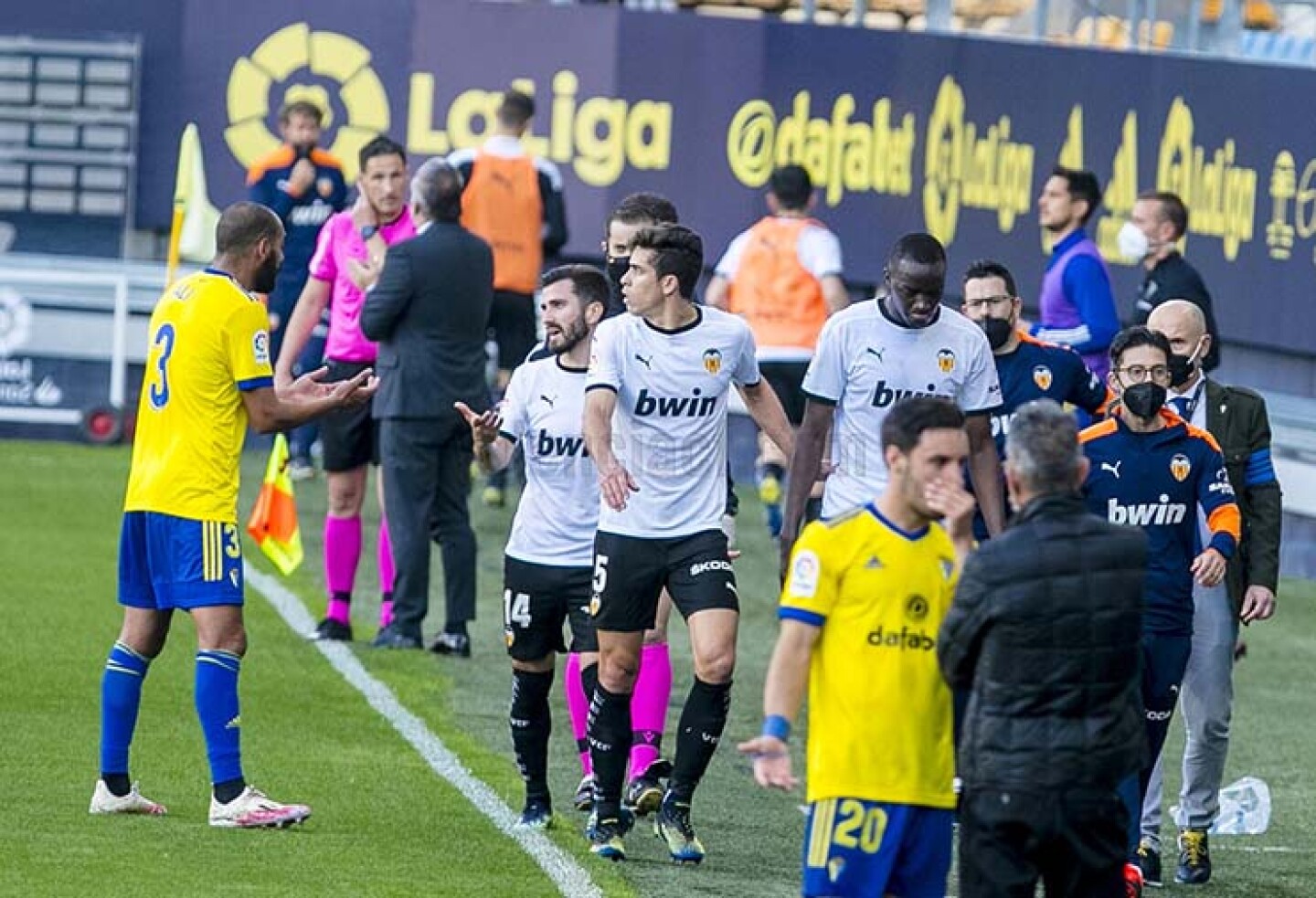 Valencia_retira_cancha-racismo