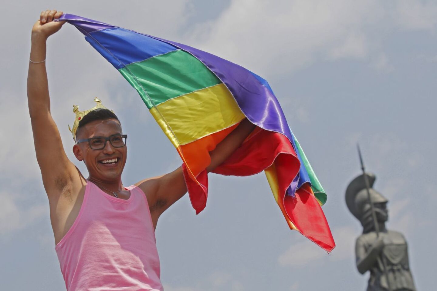 GUADALAJARA, JALISCO, 01JUNIO2019.- Miles de simpatizantes e Integrantes de la comunidad  LGBTI marcharon esta tarde por las principales avenidas de la ciudad en la denominada marcha “Guadalajara Pride” con la que también conmemoran el 50 Aniversario de los disturbios del Stonewall. FOTO: FERNANDO CARRANZA GARCIA / CUARTOSCURO.COM