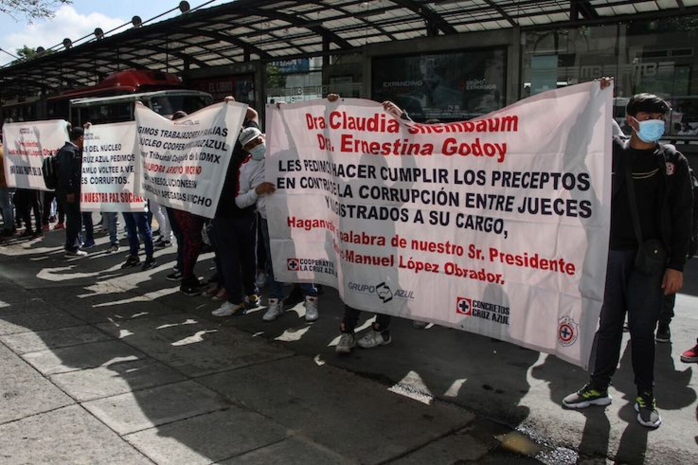 Integrantes de la Cooperativa Cruz Azul se manifestaron a las afueras del Consejo de la Judicatura Federal.