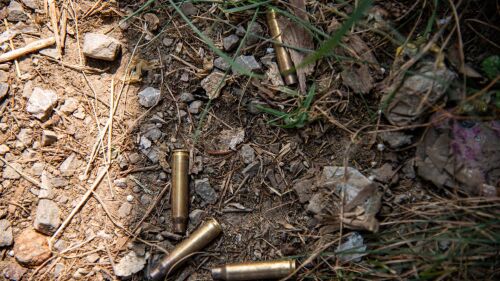 balas El día de ayer en las inmediaciones de la comunidad de Polho, se llevó a cabo un enfrentamiento entre grupos armados que dio como resultado el asesinato de siete personas y decenas de heridos. Las Fiscalías del Estado asistió a la comunidad el día de hoy para dar fe de los hecho y tomar evidencias de los hechos.