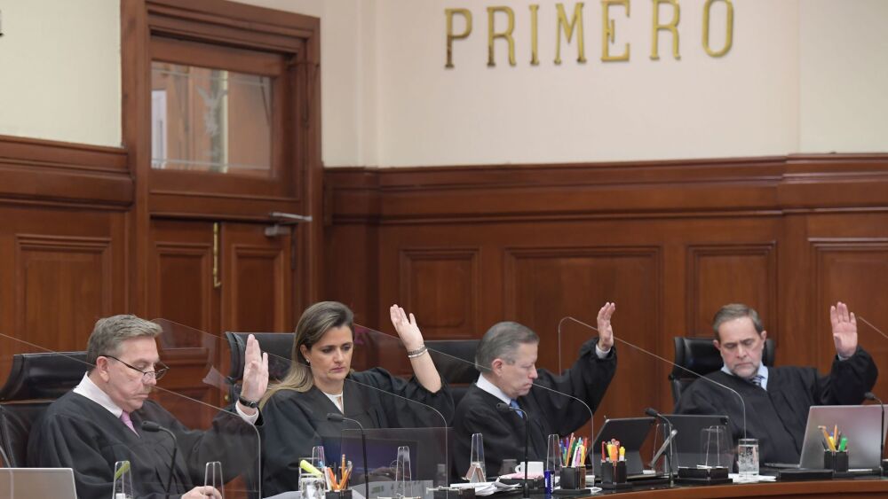 La ministra Margarita Ríos Farjat vota durante la sesión en la que se valido la reforma a la constitución de Jalisco, que incrementó el financiamiento público local a partidos políticos nacionales.