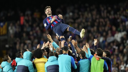 2-0. El Barça se divierte en el último baile de Piqué en el Camp Nou