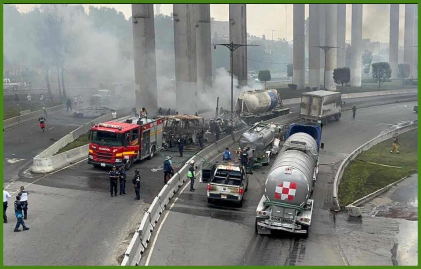 ¿Pipa se accidentó bajo puente de la Concordia por un bache?