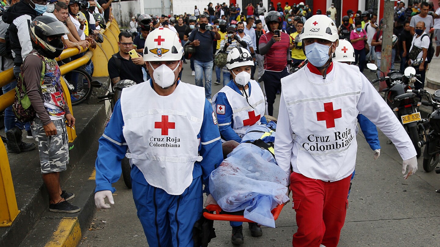 Tres muertos en hechos confusos durante protesta en ciudad colombiana de Cali
