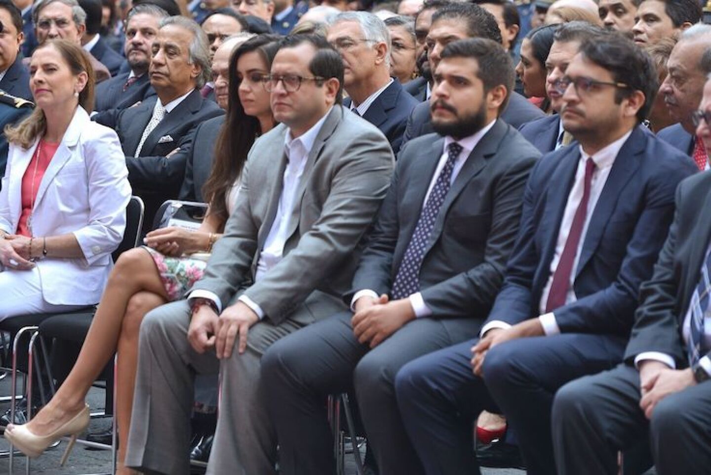 CIUDAD DE MÉXICO, 11MARZO2019.- De los cien compromisos expresados el 1º de diciembre de 2018 en el Zócalo de la Ciudad de México, 62 se han convertido en hechos y 38 están en proceso de cumplirse, indicó el presidente Andrés Manuel López Obrador al presentar su informe de los primeros 100 días de gobierno. Aunque todavía es el comienzo, dijo, “ya empezamos a escribir el prólogo de la gran obra de transformación nacional”. Durante el acto celebrado en el Patio Central de Palacio Nacional, reafirmó que al terminar con la corrupción y gobernar con austeridad, México presentará una mayor crecimiento económico y, al mismo tiempo, desarrollo, bienestar y mayor autoridad política y moral. En la imagen se observa a su esposa Beatriz Gutiérrez Müller; sus hijos, José Ramón López Beltrán, Gonzalo López Beltrán, y Andrés Manuel López Beltrán. FOTO: GOBIERNO DE LA REPÚBLICA /CUARTOSCURO.COM