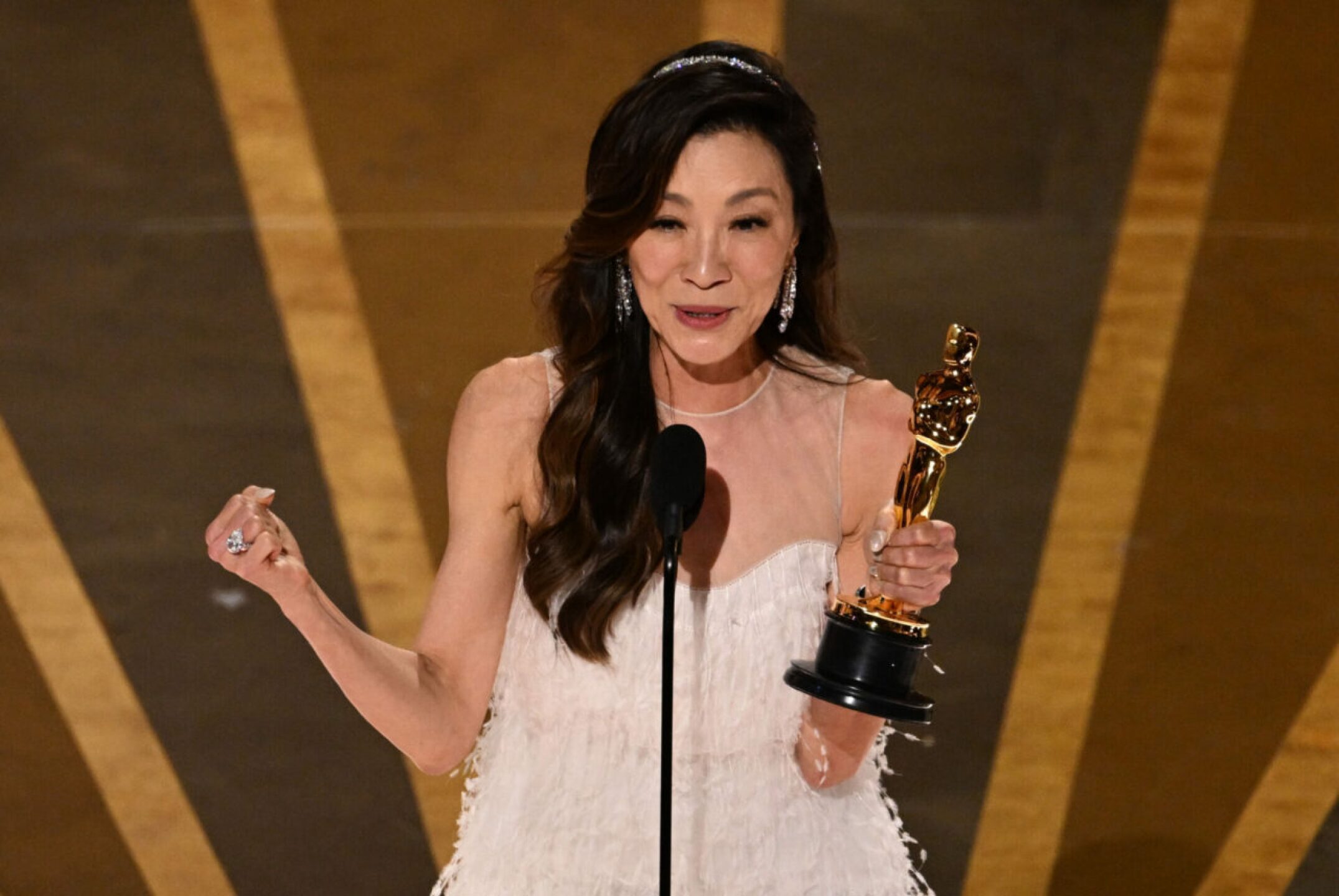 michelle-yeoh-gano-premio-oscar-2023-mejor-actriz--1280x857