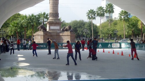 pista-de-hielo-macroplaza-monterrey