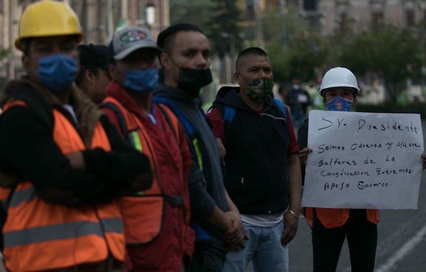 Trabajadores de la construcción se manifestaron frente a Palacio Nacional para exigir apoyos económicos frente a la contigencia por Covid-19.