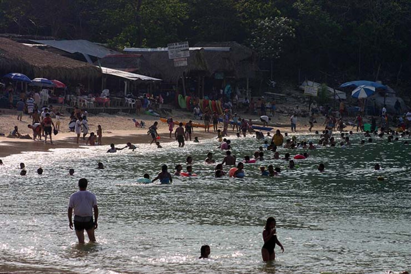 SANTA MARIA HUATULCO, OAXACA 01JUNIO2009.- Oaxaca es un destino combinado, donde el 35 por ciento es turismo internacional y el 65 por ciento es turismo nacional, donde en este fin de semana un aumento del 23 por ciento en playas Oaxaqueñas beneficiaron