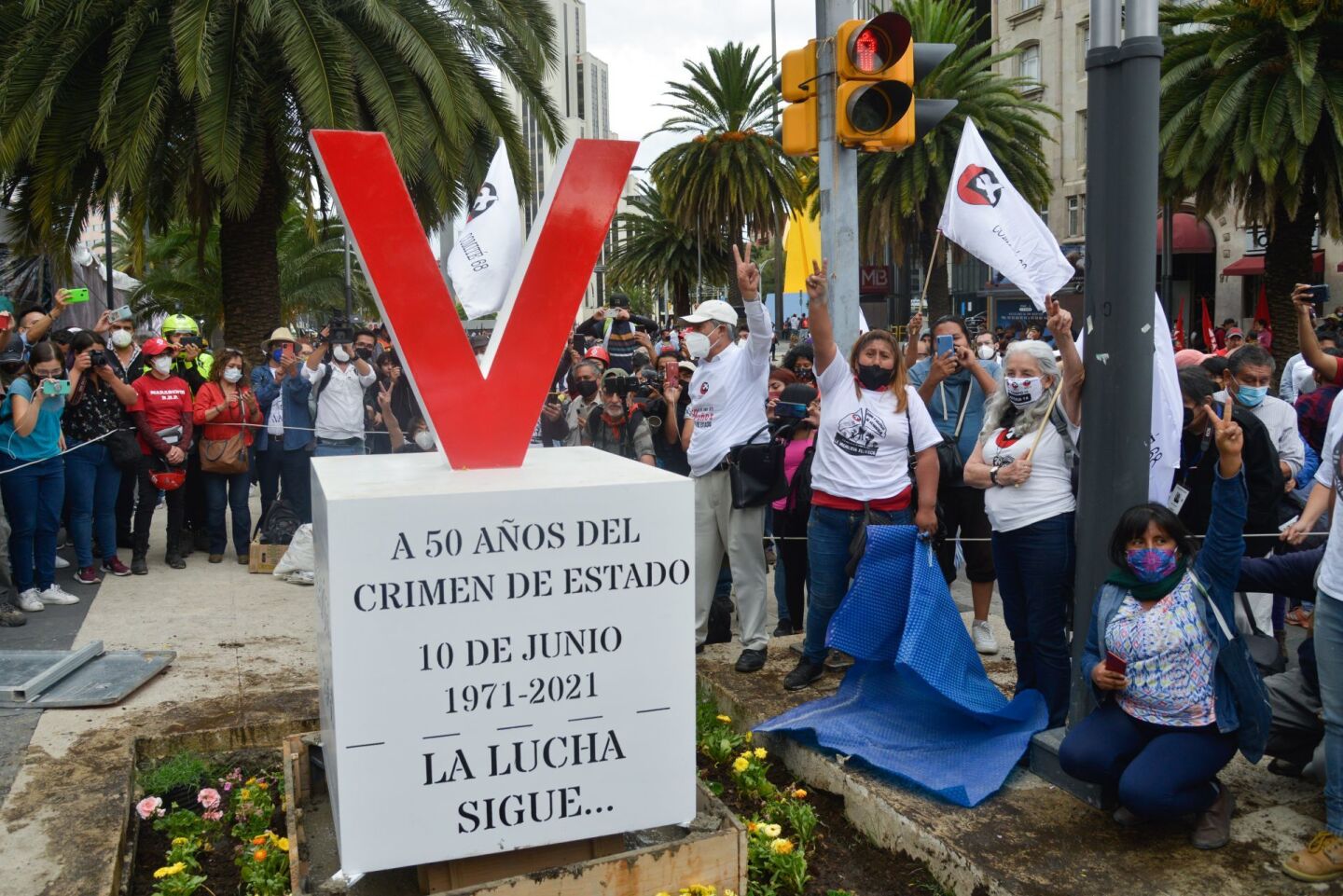 El Comité 68 Pro Libertades Democráticas e integrantes de organizaciones sociales colocaron un antimonumento sobre avenida Juárez en conmemoración del 50 aniversario de la "Matanza de Corpus Christi" conocida como "El Halconazo".