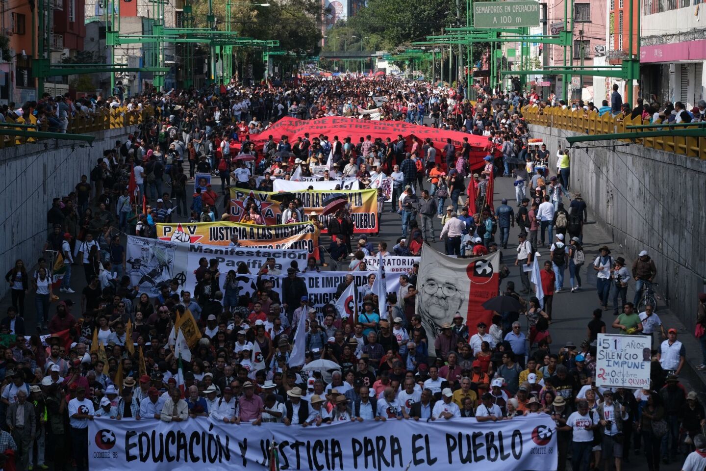 CIUDAD DE MÉXICO, 02OCTUBRE2019.- Miles de estudiantes de la UNAM, IPN, UPN, UACM, UAM, el comités del 68, los padres de Ayotzinapa y diferentes organizaciones sociales marcharon en Conmemoración de la masacre del 2 de octubre de 1968. Integrantes de grupos anarquistas intervinieron con pintas diferentes edificios del Centro Histórico, así como el enfrentamiento con elementos policíacos en la calle 5 de mayo. La manifestación dio inicio en la Plaza de las Tres Culturas y se dirigió al Zócalo capitalino. FOTO: GRACIELA LÓPEZ /CUARTOSCURO.COM