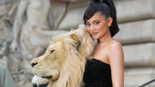 desfile_ultrarrealista_schiaparelli_cabezas_de_animales_kylie_jenner_semana_de_la_moda_parís