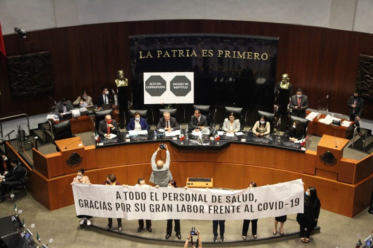 Bancada morenista muestra manta de agradecimiento, mientras que la senadora Martha Márquez de la PAN, expone cartel alusivo al nuevo etiquetado con mensajes a la supuesta corrupción en el sector salud, durante comparecencia de Jorge Alcocer.FOTO: ROGELIO MORALES /CUARTOSCURO.COM