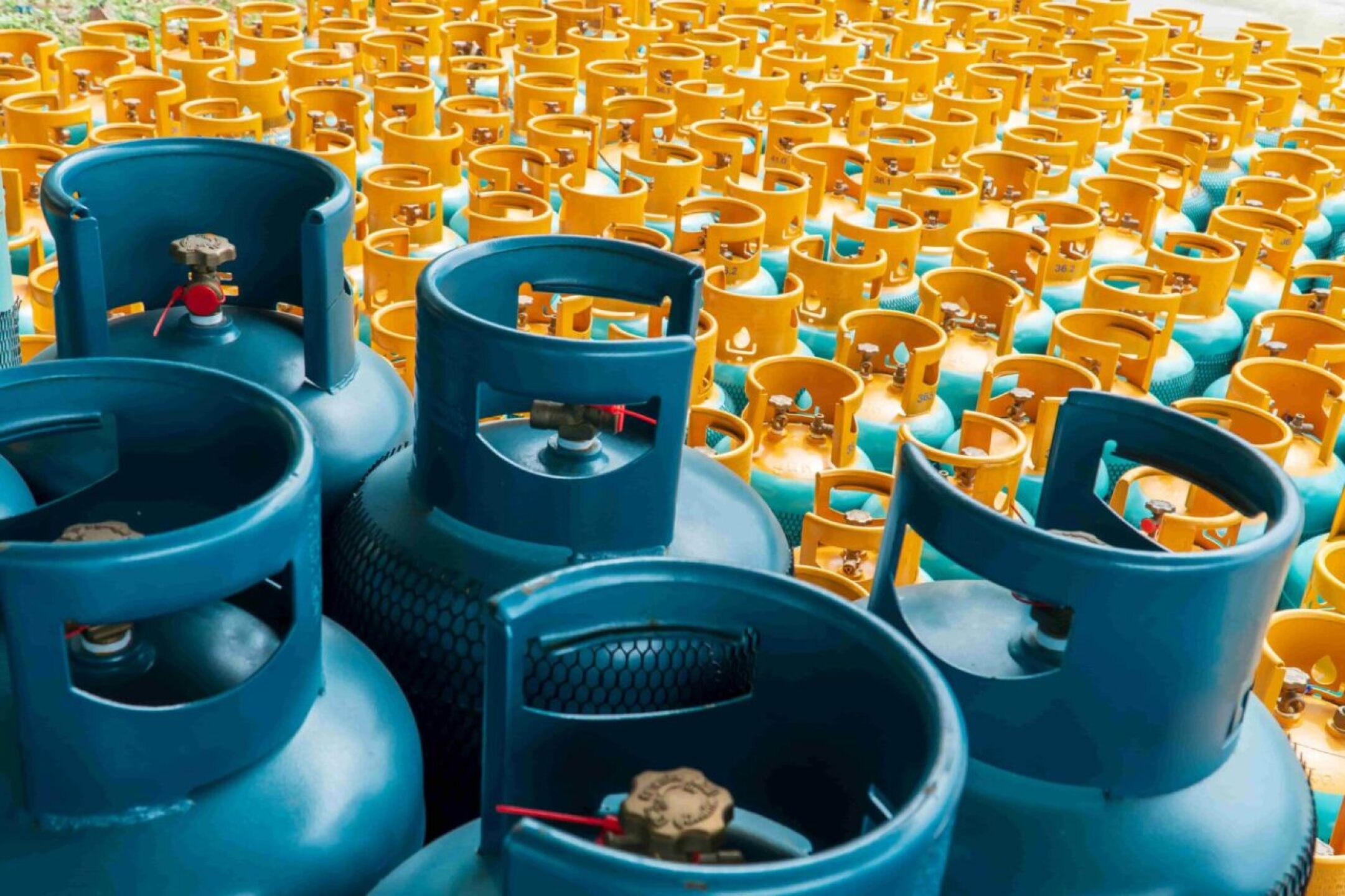 view-of-rows-of-lpg-gas-bottles-stack-ready-2023-03-07-23-40-08-utc-1280x853