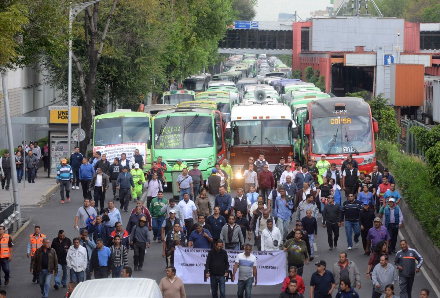 CIUDAD DE MÉXICO, 03SEPTIEMBRE2019.- Trabajadores del transporte público de diversas rutas de la capital marcharon de 4 puntos de la ciudad: La Raza, Tlalpan, Constituyentes, del metro Puebla, rumbo al zócalo para exigirle al Gobierno de la Ciudad de México un aumento a las tarifas amagaron con realizar más protestas si no son escuchadas sus demandas, las movilizaciones provocaron gran caos vial. FOTO: ARMANDO MONROY /CUARTOSCURO.COM