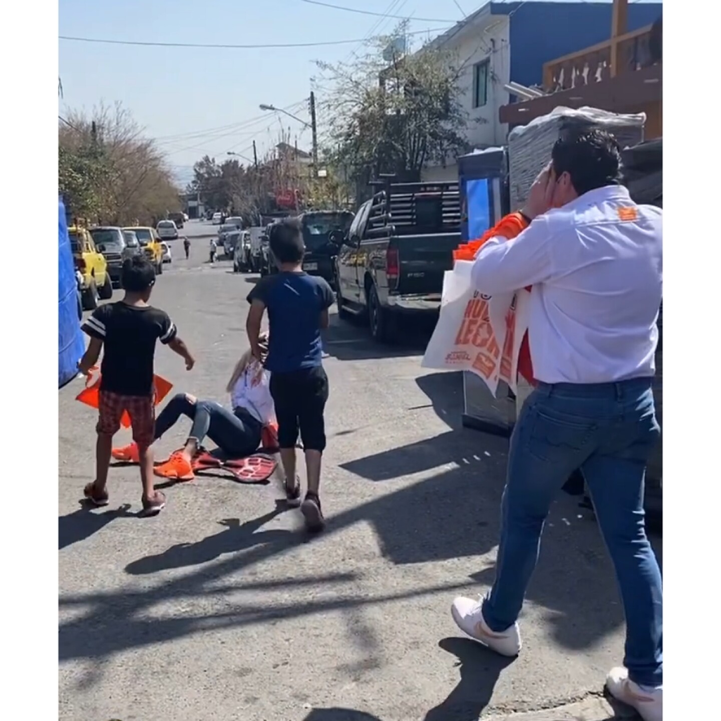 En gira por campaña, esposa de Samuel García se cae de la patineta