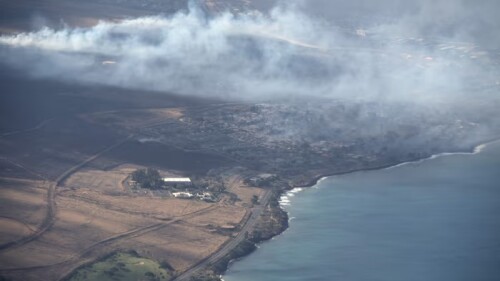 El humo se eleva cuando un incendio forestal arde en Lahaina, Hawái, el miércoles. Fotografía: Carter Barto/AFP/Getty Images