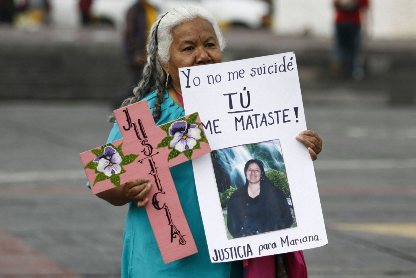 NEZAHUALCOYOTL, ESTADO DE MÉXICO, 25JULIO2014.- Cientos de cruces rosas fueron colocadas durante un mitin en la explanada municipal de Nezahualcoyotl en protesta por los feminicidios que se registran en este municipio y en donde las organizaciones exigie