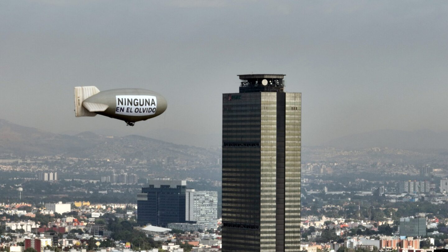 Feministas protestan con zepelín en el cielo de México por el Día de la Mujer