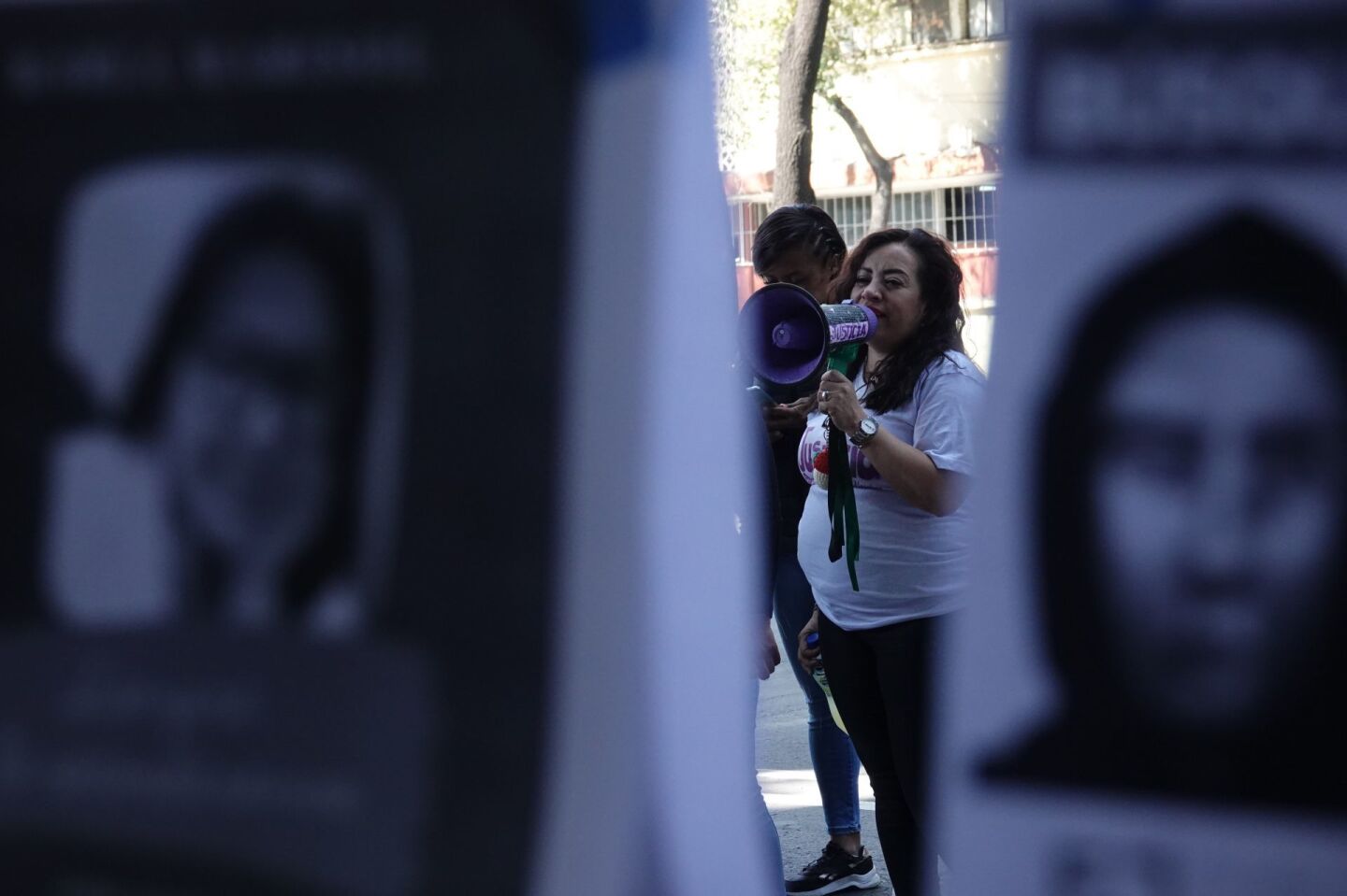 Cecilia Yañez López, madre de Karla Marisol Valencia Yáñez, partera y médica- cirujana en la Policía de Investigación de la Fiscalía General de Justicia de la CDMX, quien fue víctima de feminicidio en 2016, exigió esclarecer la identidad del atacante y mantener una audiencia con la Fiscal Ernestina Godoy en la Fiscalía de Feminicidios. Durante el acto la acompañaron madres de víctimas de feminicidios