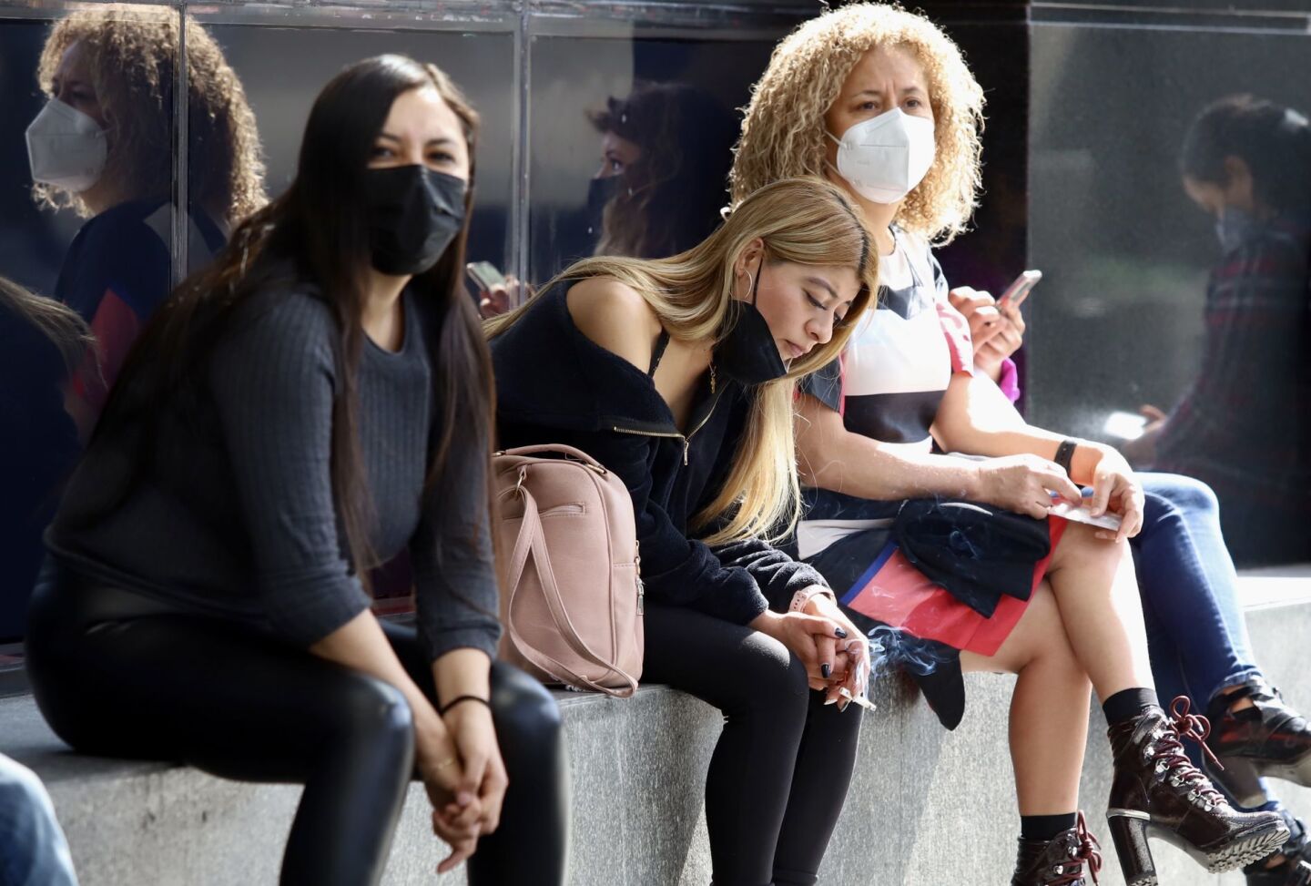 Mujeres oficinistas toman un descanso de su jornada laboral.