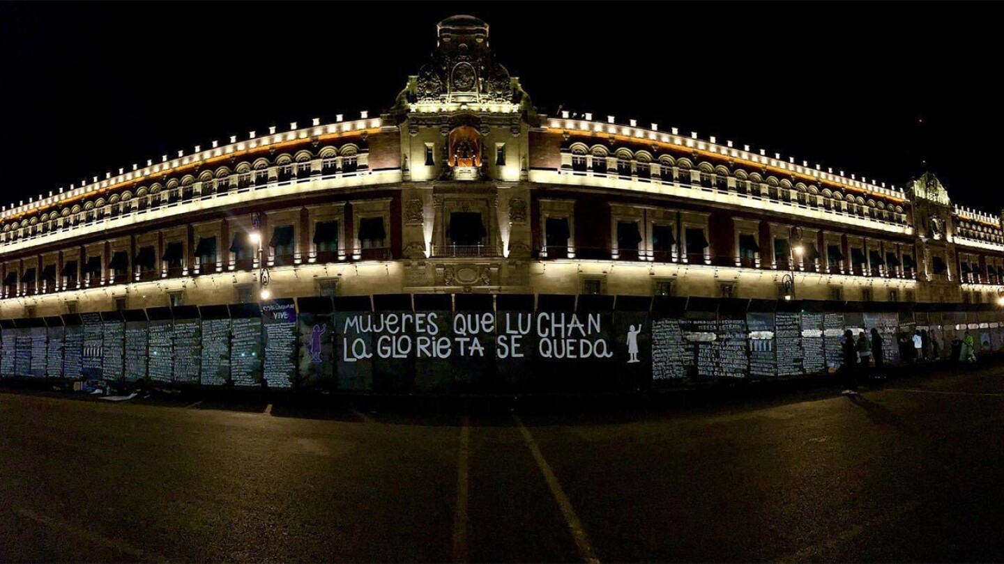 vallas-palacio-nacional-dia-de-la.mujer-victimas-feminicidio