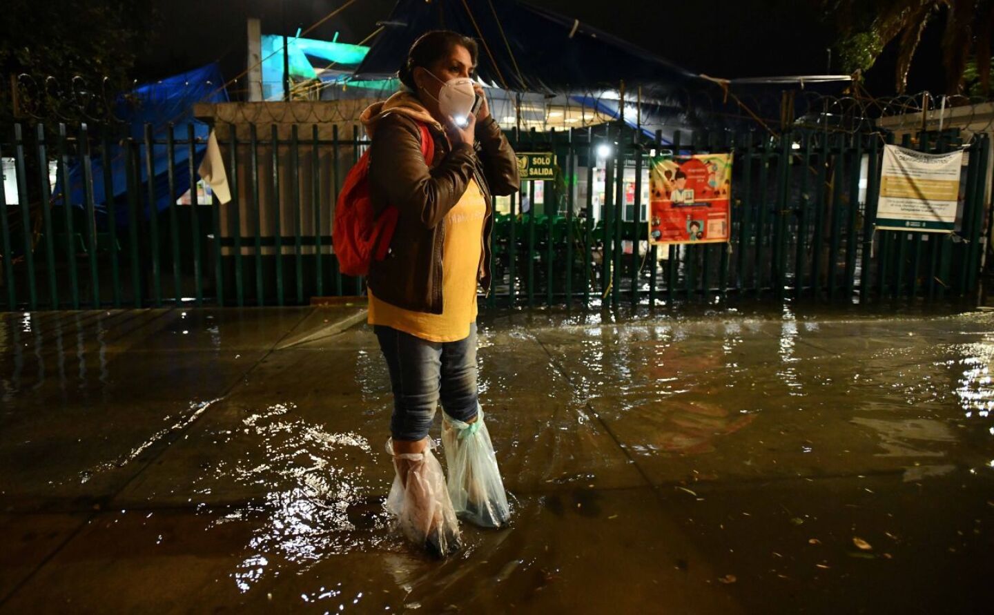 Una torrencial lluvia acompañada de granizo se registro esta tarde noche en la Ciudad de México. Vías principales se inundaron y varios vehiculos, así como personas; quedaron varadas.