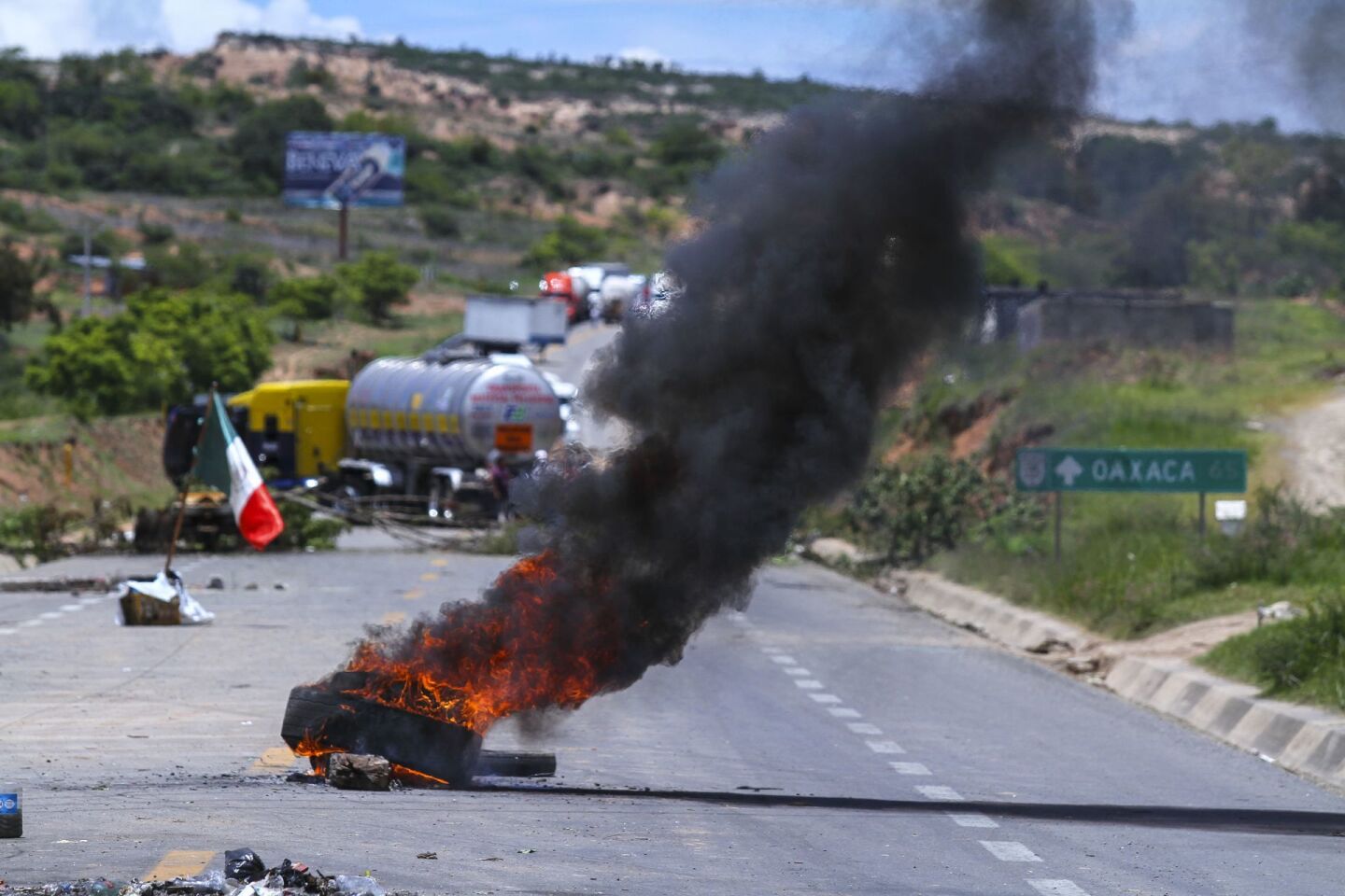 NOCHIXTLÁN, OAXACA, 23JUNIO2016.- Maestros de la región Mixteca, de la Sección 22 Coordinadora Nacional de Trabajadores de la Educación, padres de familia y pobladores, mantienen por onceavo día consecutivo la barricada sobre la carretera federal Oaxaca-Puebla a la altura del municipio. El pasado 19 de junio la Policía Federal intentó liberar la vía carretera, pero durante el desalojo violento fueron asesinados 9 civiles, al terminar la refriega, la policía se acuarteló y los pobladores siguen manteniendo el bloqueo.FOTO: ADOLFO VLADIMIR /CUARTOSCURO.COM