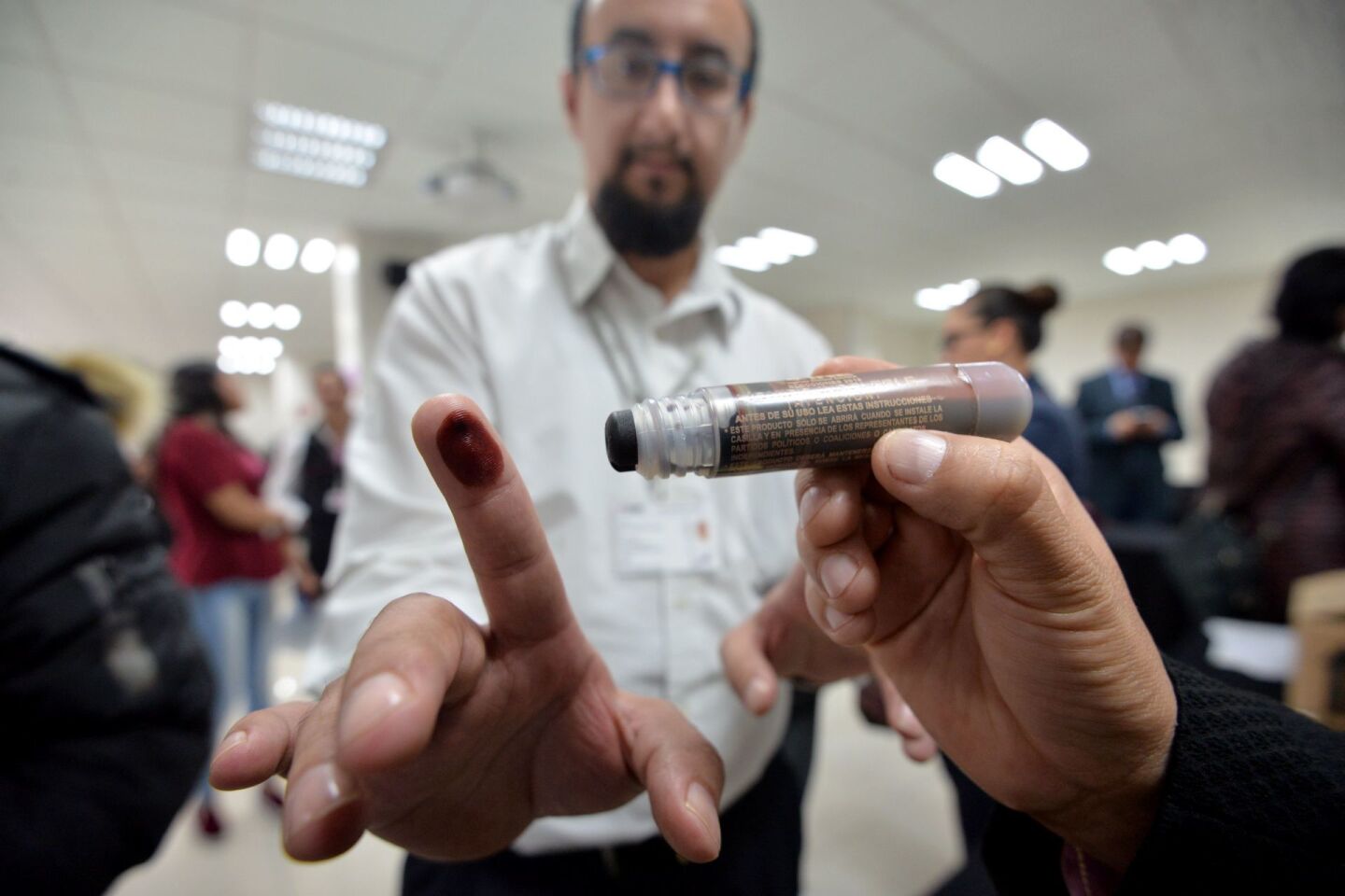 TOLUCA, ESTADO DE MÉXICO, 20JUNIO2018.- Funcionarios del INE y del IEEM realizaron una prueba de la tinta indeleble y del crayón que será utilizara en las elecciones del 1 de julio, para demostrar que no se borran. FOTO: ARTEMIO GUERRA BAZ /CUARTOSCURO.COM