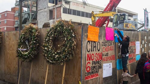 CIUDAD DE MÉXICO, 30SEPTIEMBRE2018.- Padres de alumnos del Colegio Rébsamen se manifestaron en las inmediaciones de las ruinas que aún quedan del centro escolar, en donde murieron 7 y 19 niños luego de que su centro escolar se desplomará por el sismo