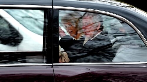 El rey Carlos III saluda junto a la reina Camilla a su salida de Clarence House el martes. Foto Frank AugsteinAP
