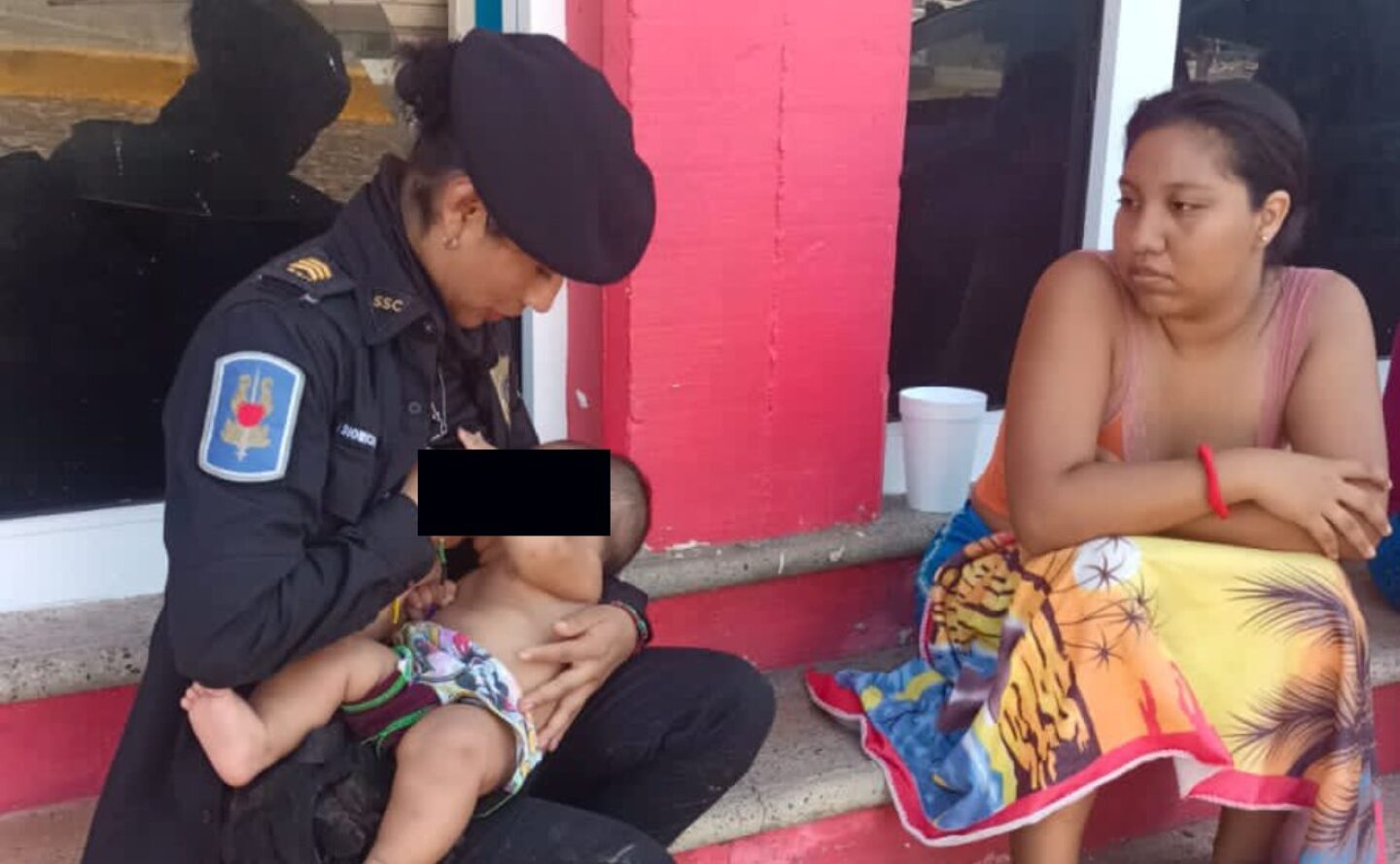 policía amamanta bebé (1)