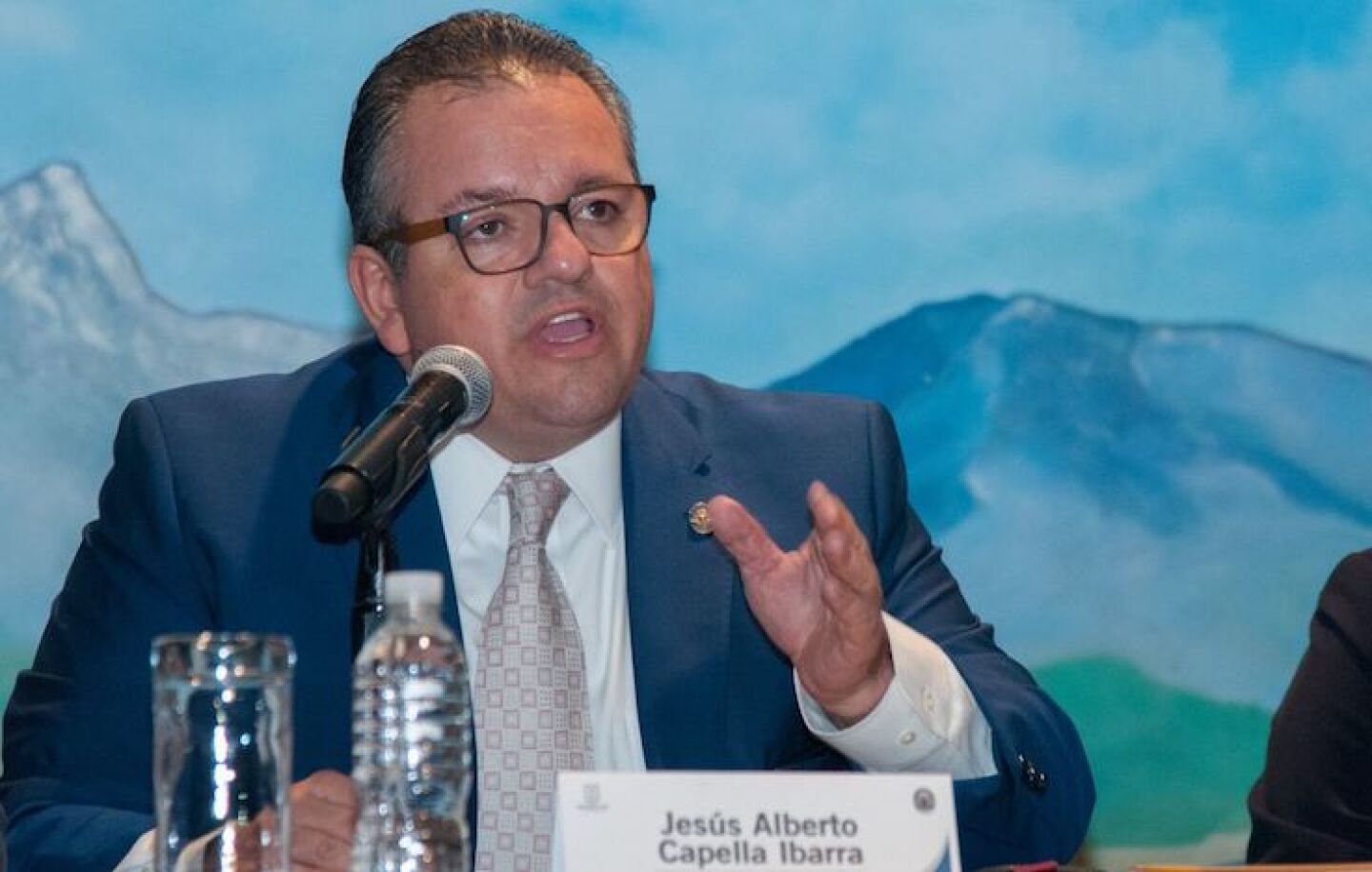 CIUDAD DE MÉXICO, 10AGOSTO2018.- Jesús Alberto Capella Ibarra, Comisionado Estatal de Seguridad, encabezó la conferencia ofrecida por el  Consejo de Observadores Ciudadanos (CES) del Estado de Morelos, integrada por las organizaciones sociales: Causa en Común, Alto al Secuestro, Instituto Mexicano para la Competitividad, Observatorio Nacional Ciudadano, México SOS, Lantia Consultores, Asociación de Hospitales privados y servicios conexos del Estado de Morelos, para comentar sobre el proceso de transición y entrega de la Comisión Estatal de Seguridad Pública del Estado de Morelos.FOTO: MARIO JASSO /CUARTOSCURO.COM