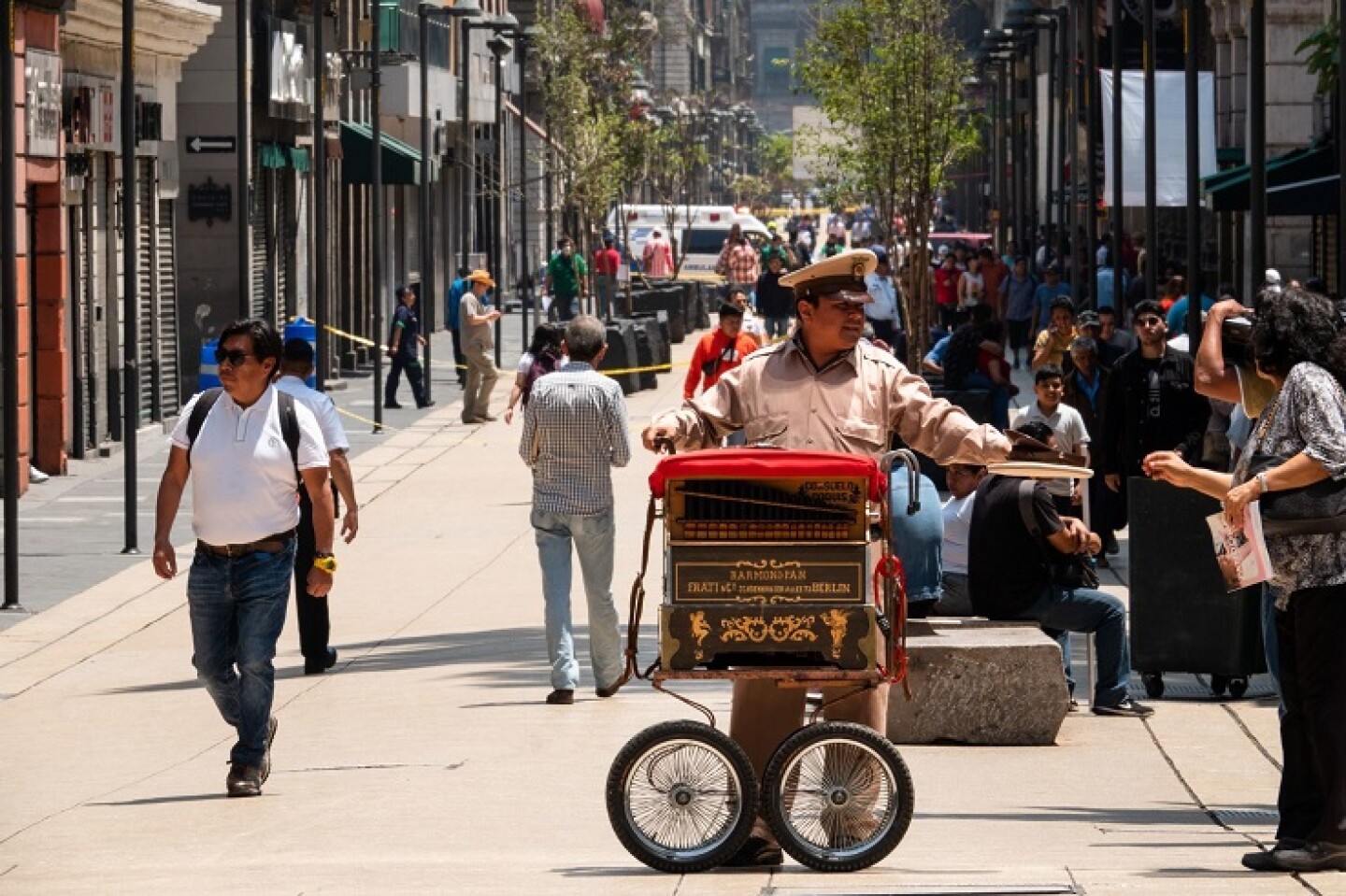Un organillero ofrece sus notas musicales en la calle de Madero, en donde la mayoría de los negocios han bajado sus cortinas tras la declaratoria de emergencia nacional por la pandemia de Covid-19