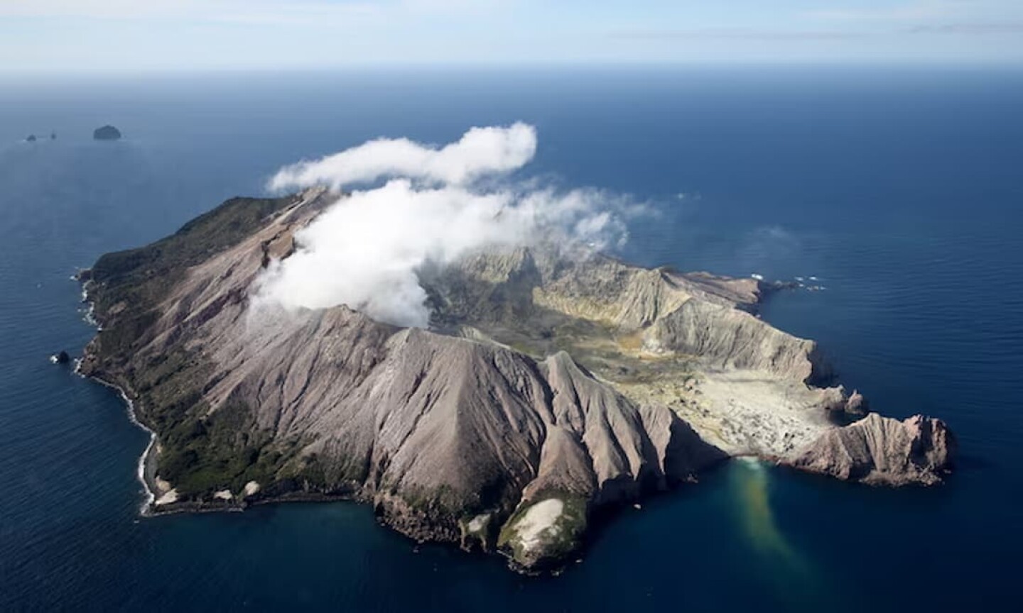 Propietarios del volcán de Nueva Zelanda que hizo erupción de manera fatal niegan responsabilidad por la seguridad de los visitantes