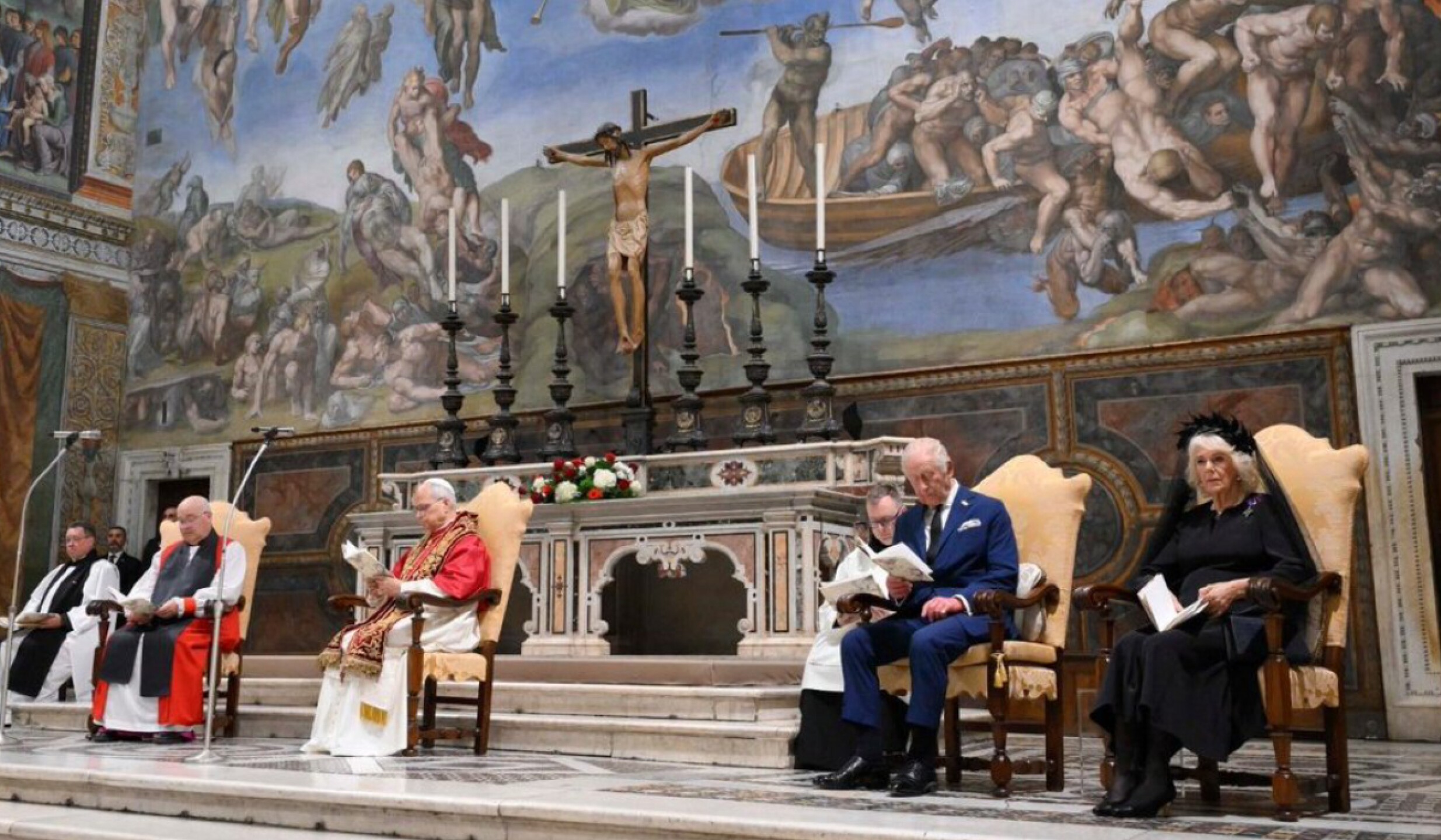 rey carlos iii y papa leon xiv rezando en el vaticano(2).jpg