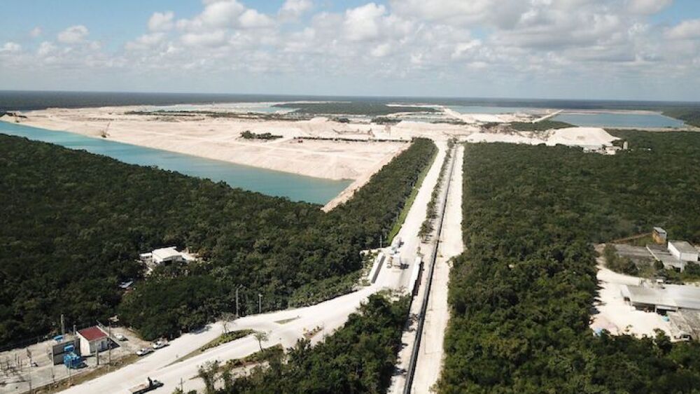 El Jefe del Ejecutivo, Andrés Manuel López Obrador, señaló que la empresa Calica se burló y engaño al gobierno por que siguen extrayendo material rocoso de Playa del Carmen, cuando ya se habían comprometido a detener esta actividad.