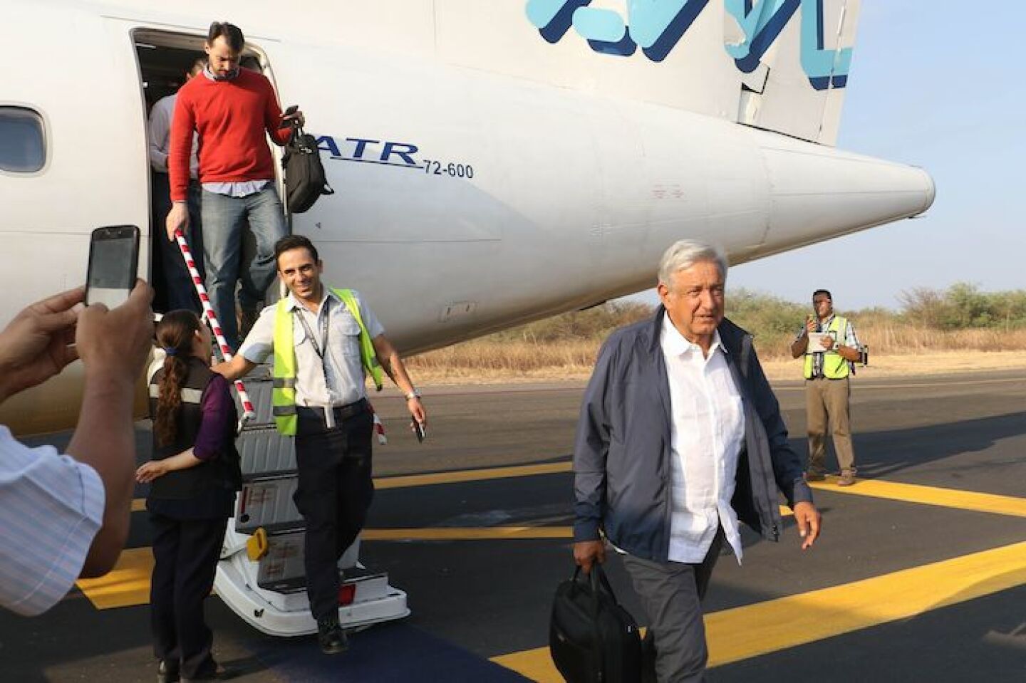IXTEPEC, OAXACA, 30 MAYO2018.- Andrés Manuel López Obrador, candidato de MORENA a la presidencia de la república a su llegada al aeropuerto de Ixtepec donde el dia de hoy realizará actos de campaña con habitantes del Istmo de Tehuantepec.FOTO: SAÚL LÓPEZ /CUARTOSCURO.COM