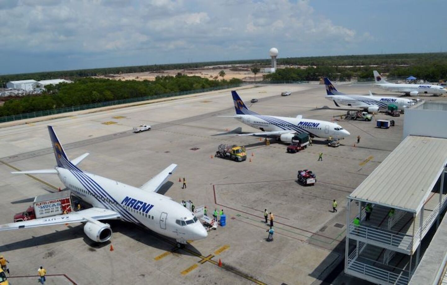 CANCUN, QROO.- 25AGOSTO2015.- La aerolínea mexicana Magnicharters incrementará su flota de viajeros nacionales e internacionales hasta 5 millones de clientes por año, luego del incremento de 5.5% que registra actualmente, en comparación con el año pasado, Cancún continúa como principal mercado de destinos turísticos debido al esquema de negocios que ofrece paquetes completos a los visitantes. La aerolínea festeja hoy su 31 aniversario donde se llevara a cabo el MAGNIFAM evento que reúne a 600 agentes de viajes que llegaron en 4 vuelos procedentes del D.F., Guadalajara y Monterrey.FOTO: ELIZABETH RUIZ /CUARTOSCURO.COM