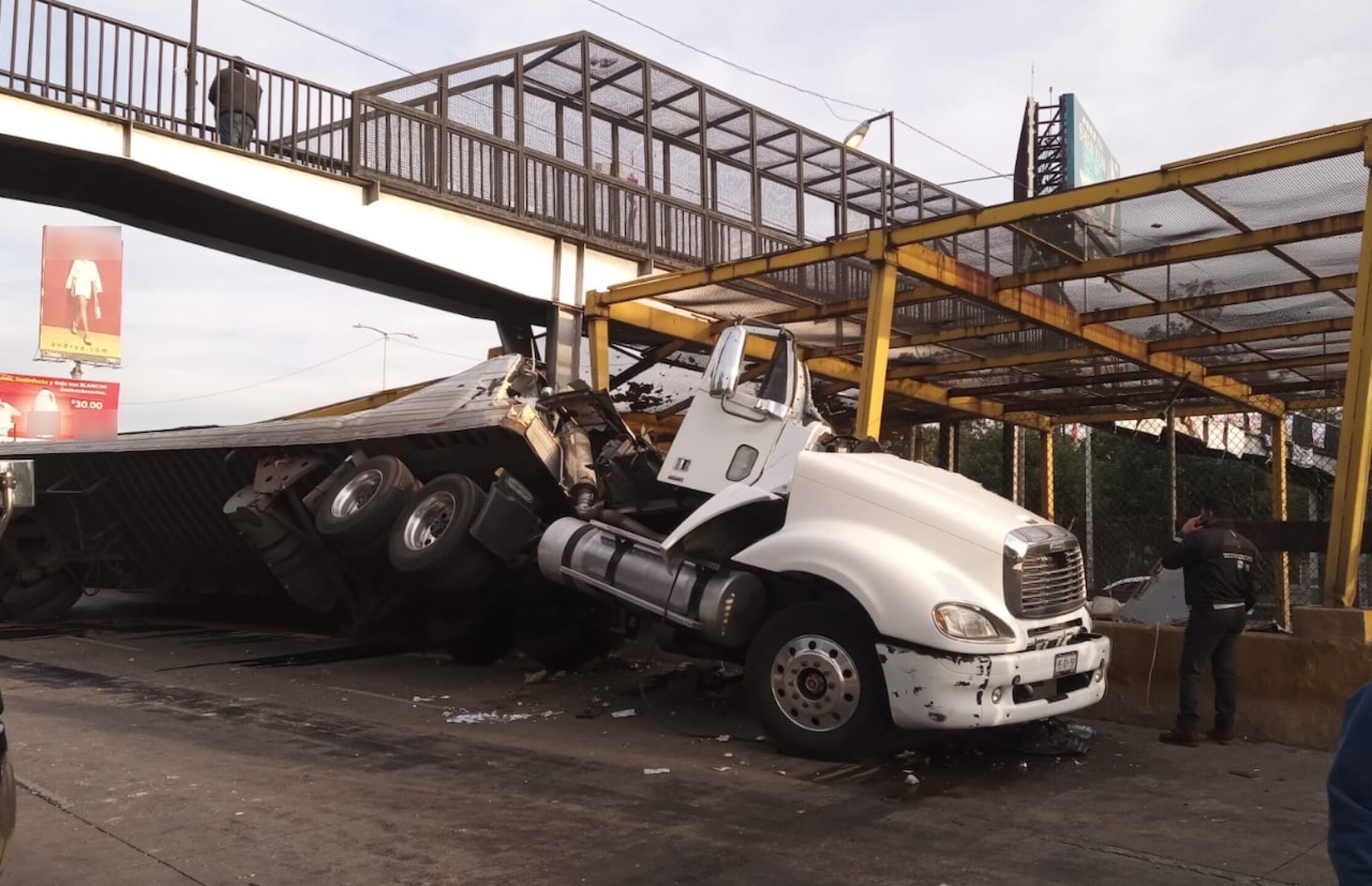 accidente-en-circuito-interior-hoy-trailer-choca-entre-el-metro-oceania-y-aragon-3