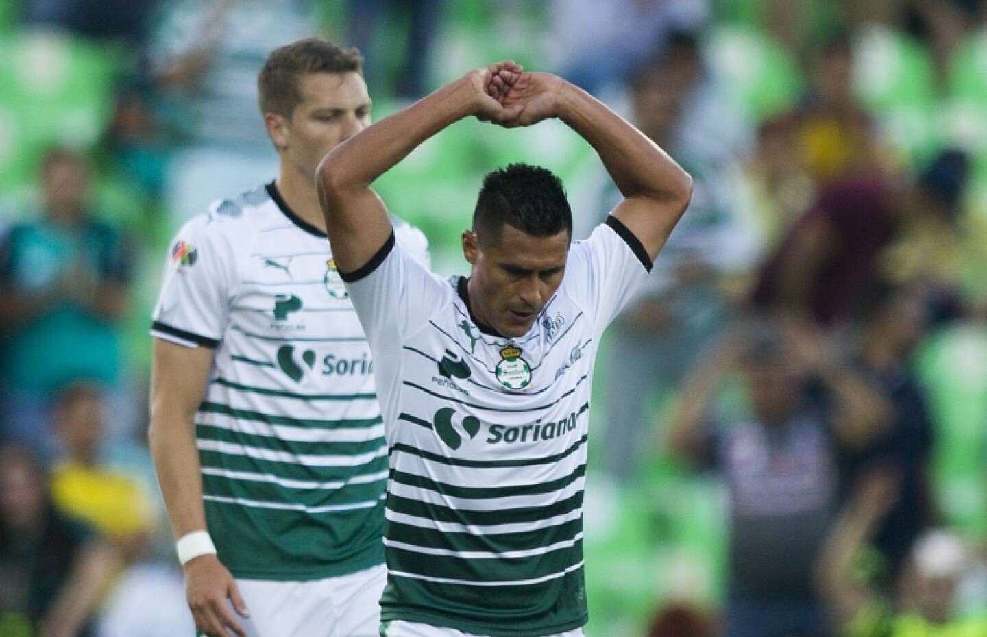 TORREÓN, COAHUILA, 10MAYO2018.- Osvaldo Martínez del equipo del Santos, celebra el gol, ante el equipo de las Águilas del América, en el estadio Corona, partido correspondiente a semifinales de ida de la Clausura 2018 de la Liga MX.Marcador Final:Santos: 4 - América: 1FOTO: GABRIELA PÉREZ MONTIEL /CUARTOSCURO.COM