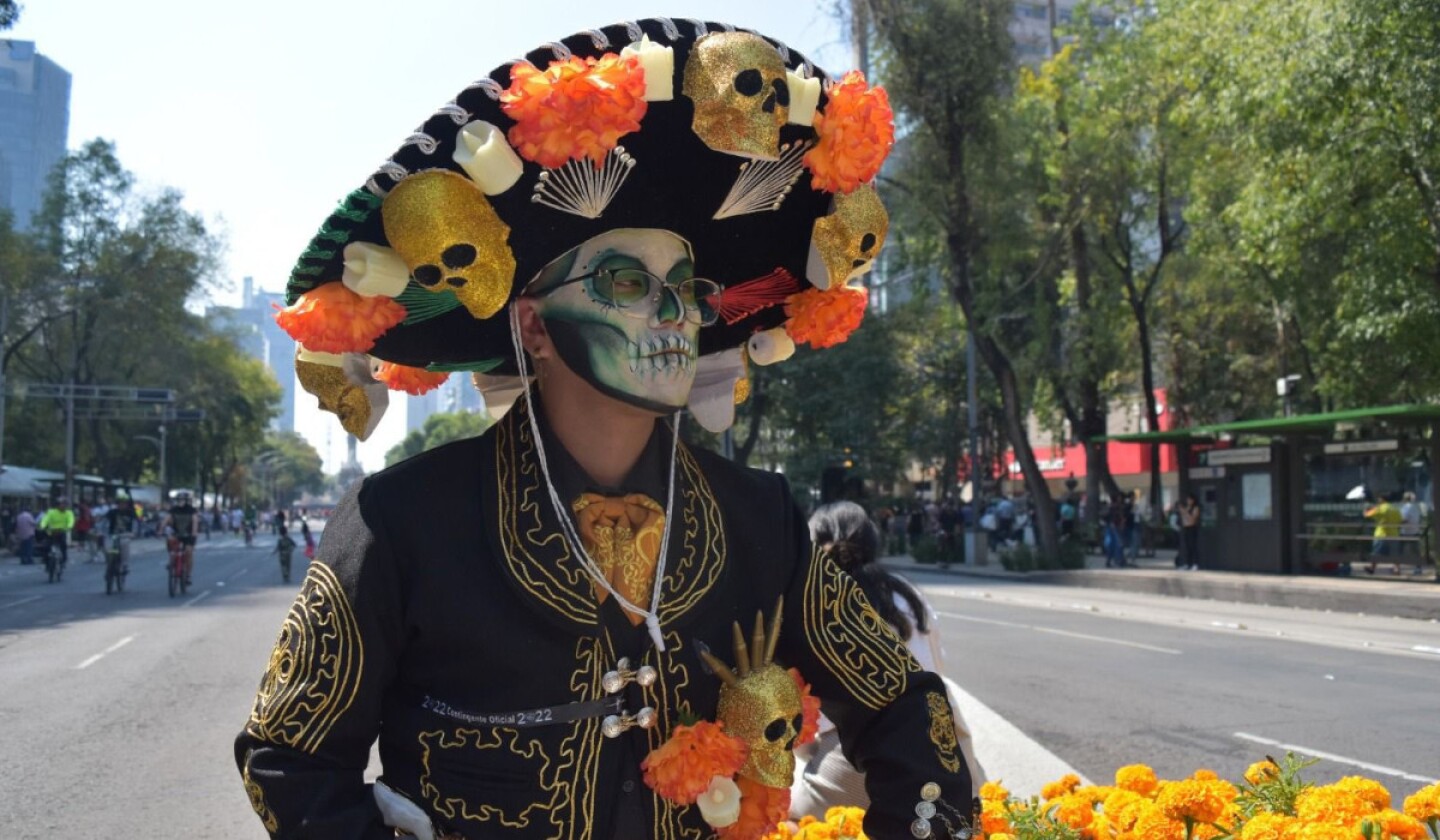 catrinas procesion.jpg