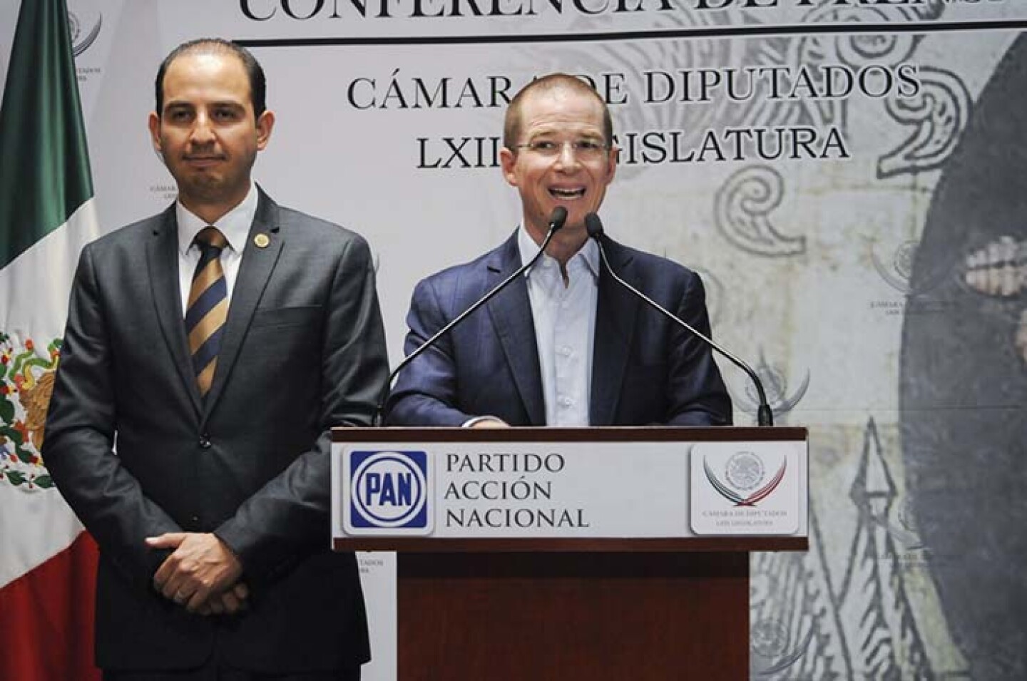 CIUDAD DE MÉXICO, 14JUNIO2016.- Marko Cortés Mendoza, coordinador del PAN en la Cámara de Diputados, y Ricardo Anaya, presidente nacional del PAN, durante una conferencia de prensa que ofrecieron en la Cámara de Diputados.FOTO: DIEGO SIMÓN SÁNCHEZ
