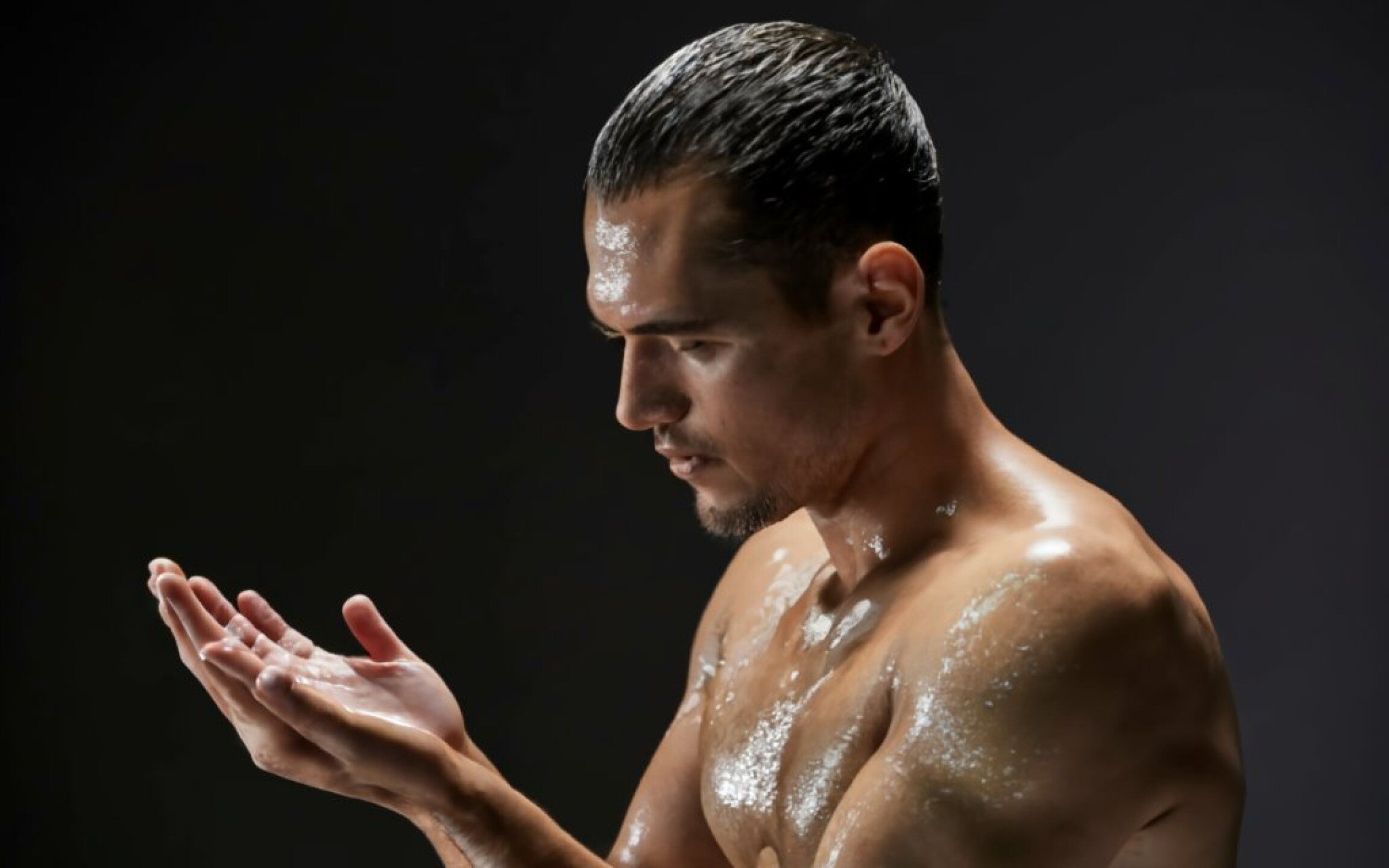 hombre1 a-close-up-image-of-a-man-applying-a-glistening-tr--TRrh8FJTt2ZMIPcLC2FSw-KNWn-dXlSwi8mk7iVUG52A.jpeg