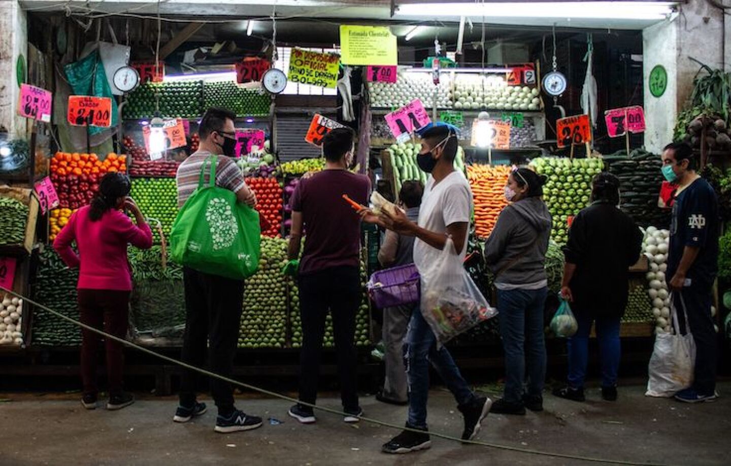 Ante los 25 caso de coronavirus, dos fallecidos y 8 hospitalizados, el Gobierno activo protocolos de prevención en la Central de Abastos dos meses después de iniciada la crisis. Para poder acceder al mercado de Latinoamérica es indispensable portar cub