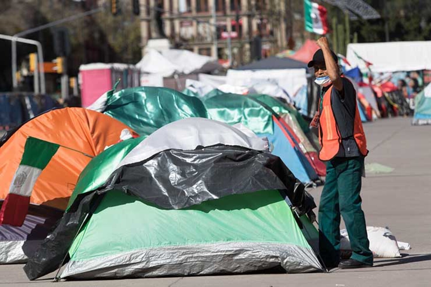 Son pocas personas las que se observan en el campamento que mantienen integrantes del Frente Nacional Anti-AMLO en el Zócalo, por lo que los fuertes vientos levantan las tiendas de campaña. Ayer su líder Gilberto Lozano anunció que levantarían su cam