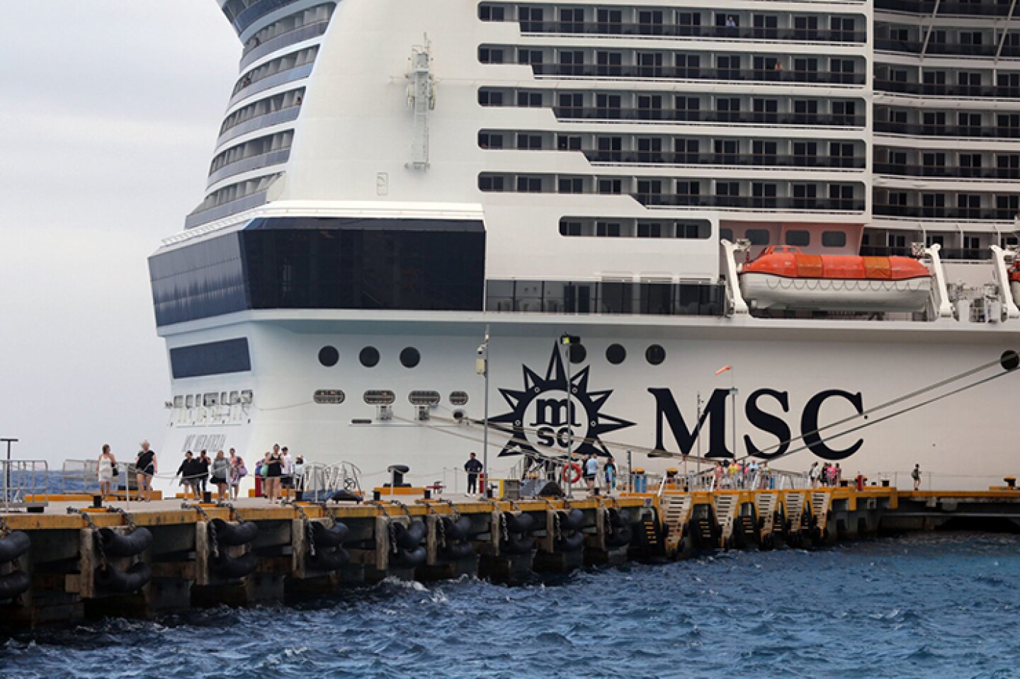 La tripulación del crucero MCS Meraviglia esta en espera de desembarcar. El gobierno mexicano ha dicho que autorizará su descenso, pero no, sin antes checar tres posibles casos de personas que tienen síntomas de gripe y descartar que se traten de casos