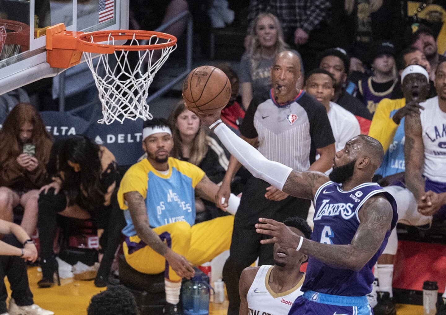 los-lakers-hunden-a-blazers-con-lebron-james-como-verdugo
