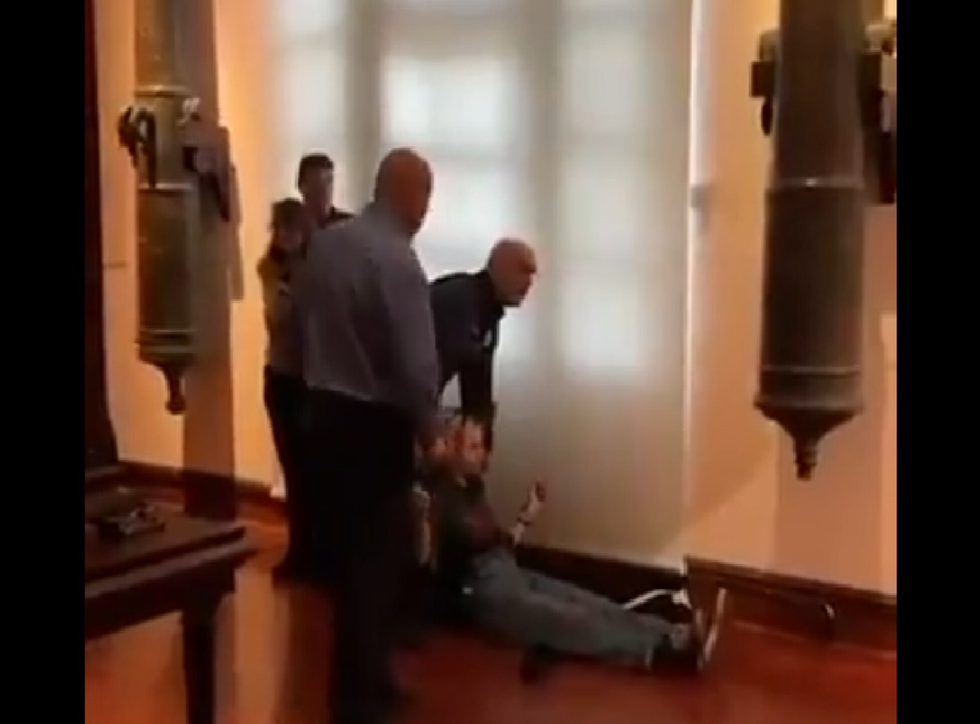 Activistas lanzan pintura roja a cuadro de Cristóbal Colón en Museo Naval de Madrid1.jpg