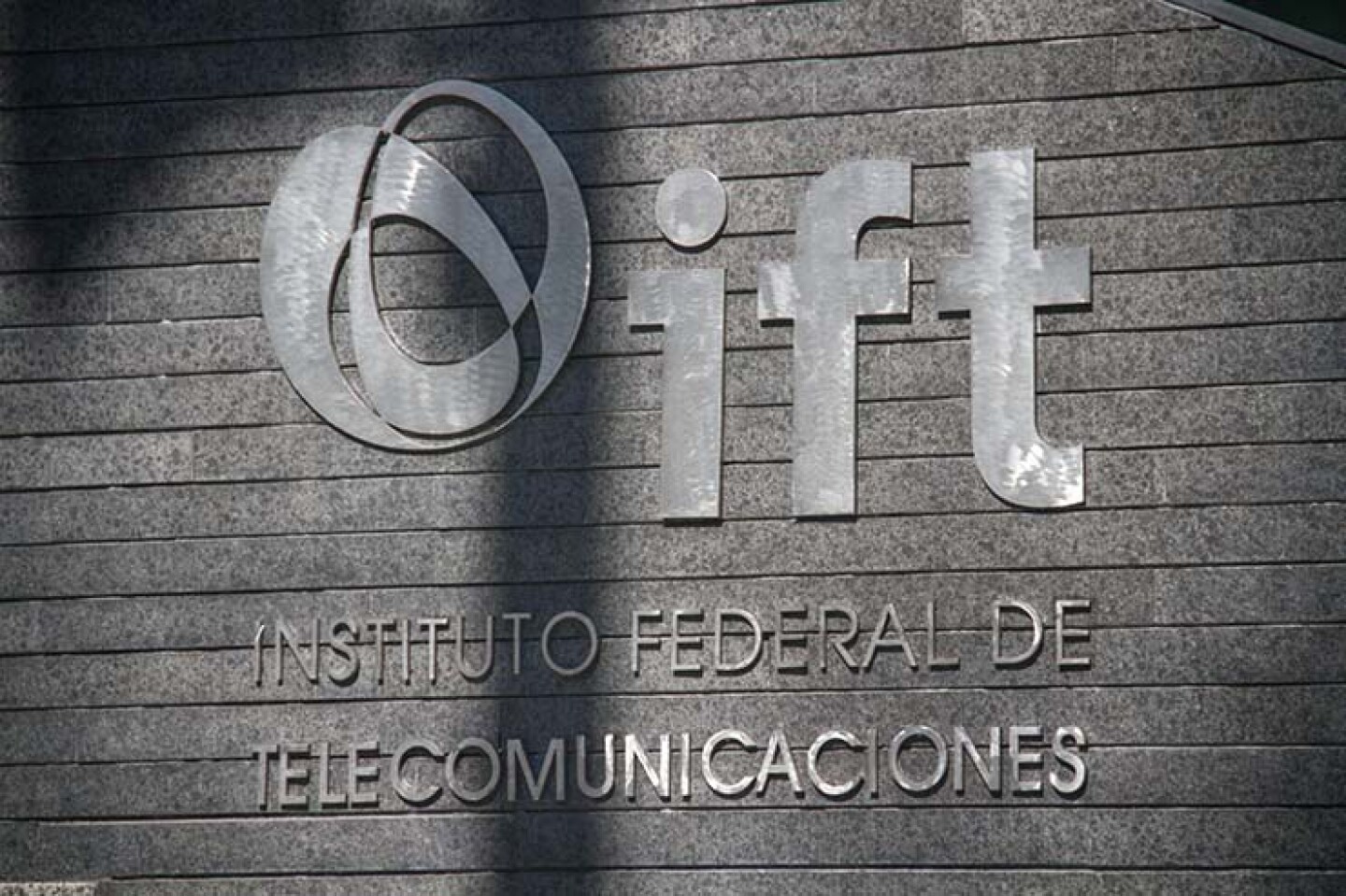 Aspecto de la fachada del Instituto Federal de Telecomunicaciones (IFT). Andrés Manuel López Obrador, presidente de México ha declarado que revisara los posibles riesgos de eliminar el organismo.